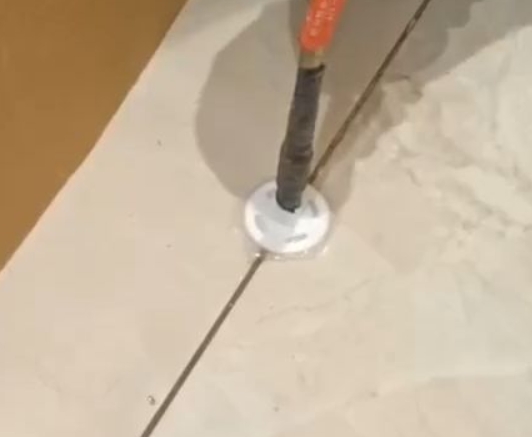 离石瓷砖空鼓维修公司专业解答瓷砖在铺贴过程中，如果没有涂抹均匀到位的粘结材料（如水泥砂浆或瓷砖胶），可能会导致以下问题